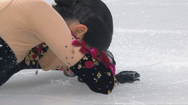 카르멘 연기 후 빙판에 쓰러져 눈물 흘리는 이해인의 모습