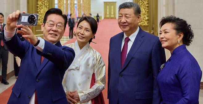 시진핑 중국 국가주석과 '셀카' 찍는 이재명 대통령. / 사진=이 대통령 X 캡처