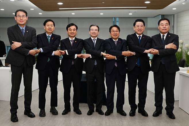 From left: Vice Transport Minister Kang Hee-up, Minister of Economy and Finance Koo Yun-cheol, Defense Minister Ahn Gyu-back, Presidential Chief of Staff for Policy Kim Yong-beom, Gwangju Mayor Kang Gi-jung, South Jeolla Province Governor Kim Yung-rok and Muan County Mayor Kim San pose at a meeting outlining plans to integrate Gwangju Airport and Muan International Airport in Gwangju on Dec. 17. (Yonhap)