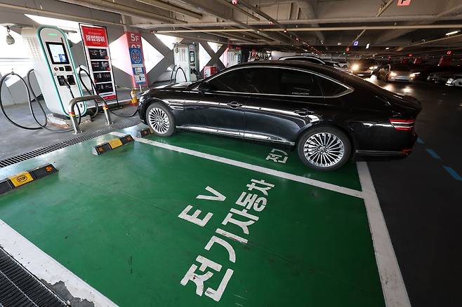 Starting this year, the government will provide up to 1 million won ($700) more in subsidies than before to buyers who scrap or sell an internal combustion engine vehicle and purchase an electric vehicle. The photo shows an EV charging station at a supermarket in Seoul on Jan. 2. [YONHAP]