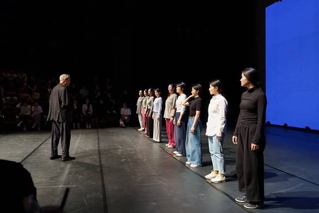 Director Robert Wilson leads a special acting workshop for SeoulArts students at the Drama Center in Jung District, central Seoul, on Nov. 23, 2024. [SEOUL INSTITUTE OF THE ARTS]