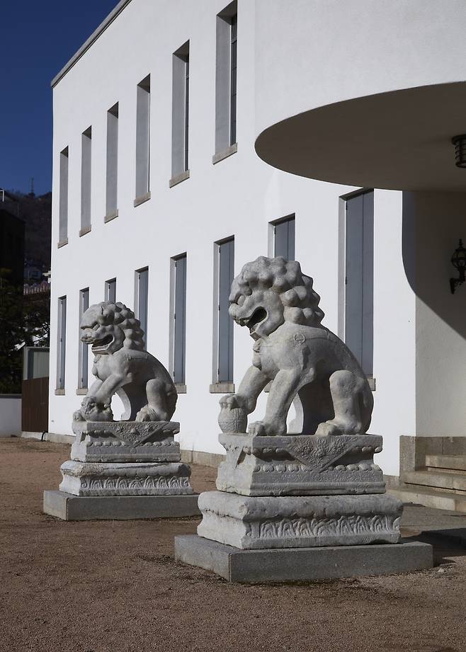 A pair of stone lion statues stands in front of Bohwagak at Kansong Art Museum in Seongbuk District, central Seoul. [NATIONAL MUSEUM OF KOREA]
