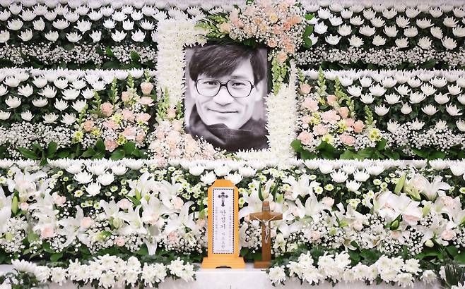 A portrait of late actor Ahn Sung-ki sits at his memorial altar at the Catholic University of Korea, Seoul St. Mary's Hospital in southern Seoul on Jan. 5. [NEWS1]