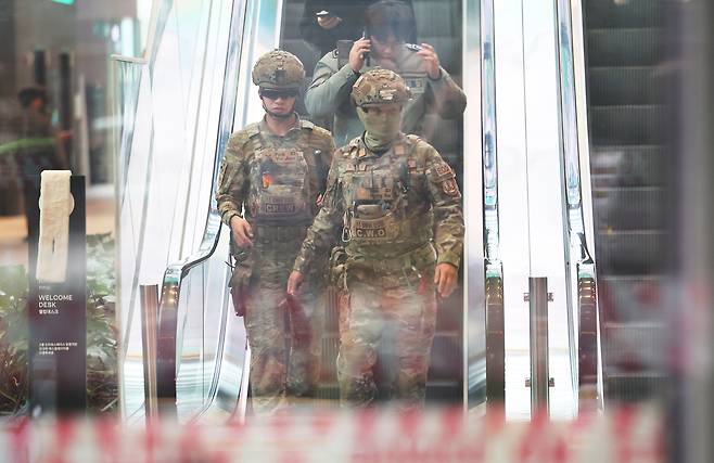 Members of an Explosive Ordnance Disposal unit are seen in front of Kakao’s Pangyo Agit building in Seongnam, Gyeonggi, after a bomb threat was uploaded to the company's customer service center website on Dec. 15, 2025. [YONHAP]