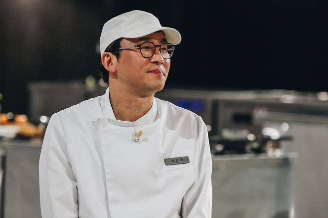 ‘흑백요리사: 요리 계급 전쟁 시즌2’ TOP7에 진출한 최강록 셰프. 2023년작 ‘최강록의 요리 노트’는 방영 이후 판매율 11배 상승을 기록했다. 넷플릭스 제공
