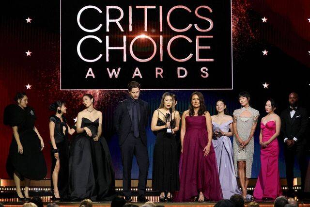 넷플릭스 애니메이션 영화 ‘케이팝 데몬 헌터스’의 매기 강(가운데) 감독이 4일(현지시간) 미국 캘리포니아주 샌타모니카 바커행어에서 열린 제31회 크리틱스 초이스 어워즈에서 최우수 장편 애니메이션상 수상 소감을 밝히고 있다. 제작진과 목소리 출연진이 무대에 함께 올랐다. 로이터연합뉴스