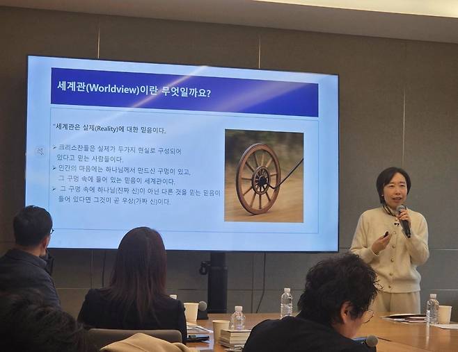 정소영 세인트폴세계관아카데미 대표가 6일 2026년 첫 새해모임이 열린 6일 서울 용산구 온누리교회(이재훈 목사)에서 희대연에서 강의할 주제에 대해 설명하고 있다.