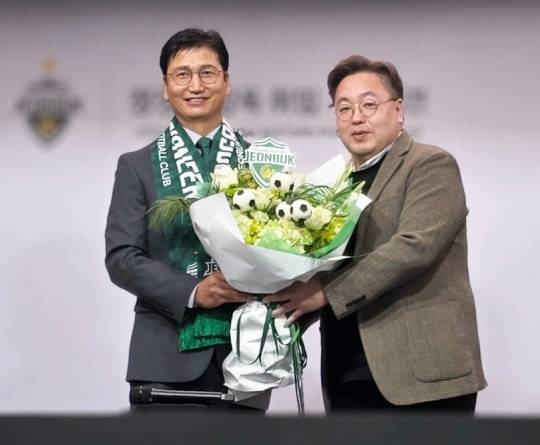 전북현대 축구단 단장과 감독. 자료[연합뉴스]