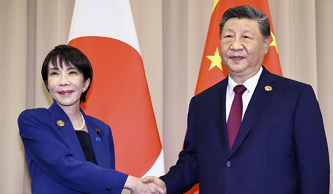 시진핑 중국 국가주석과 다카이치 사나에 일본 총리가 31일 경주에서 열린 중일 정상회담에 앞서 악수하고 있다. 2025.10.31 / 사진=연합뉴스