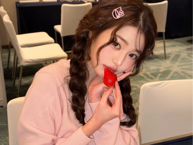 아이돌그룹 아이브의 장원영이 딸기를 손에 든 채로 사진을 촬영하고 있다. [매경DB]