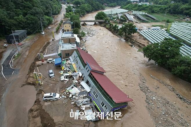 2025년 7월 20일 경기 가평군 조종면의 한 편의점 건물이 집중호우에 무너져 내려 있다. [한주형 기자]