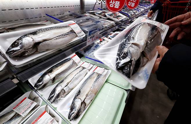 지난 2일 서울의 한 대형마트에서 시민이 노르웨이산 고등어를 살펴보고 있다. [연합뉴스]