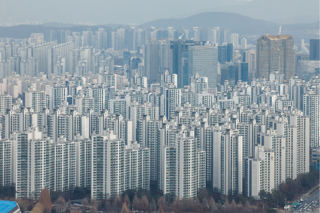 지난해말 기준 서울 아파트 매매 시가총액이 1832조 원을 넘어서며 역대 최대치를 기록했다. 사진은 6일 서울 강남구 트레이드타워에서 바라본 도심 아파트 단지. [뉴스1]