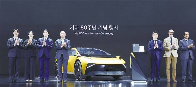 현대차그룹 자율주행 전략을 바라보는 우려 섞인 시선이 늘고 있다. 정의선 현대차그룹 회장이 지난해 12월 5일 경기 용인시 기아 비전스퀘어에서 열린 기아 80주년 기념식에서 발언하고 있다. (연합뉴스)