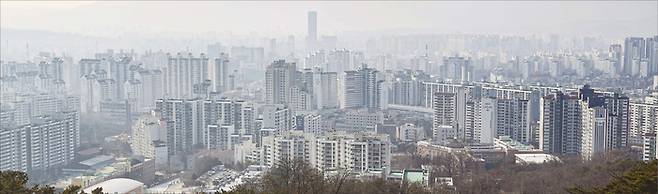 정부가 재건축 안전진단 면제·용적률 완화 등을 내용으로 하는 노후계획도시 특별법 적용 대상을 확대하기로 했다. 사진은 노후계획도시 특별법 적용 대상인 서울 노원구 상계동 일대 모습. (연합뉴스)