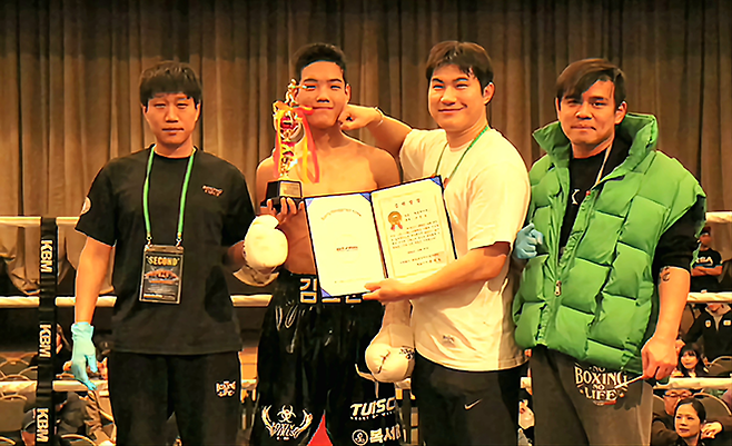 왼쪽부터 복싱바이러스 이남준 총관장, 김효준 선수, 서창원 관장, 김강용 관장. 사진=KBM 한국복싱커미션