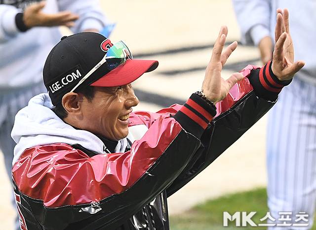 2025년 10월 26일 오후 잠실구장에서 열린 ‘2025 신한 SOL Bank KBO 포스트시즌’ 한화 이글스와 LG 트윈스의 한국시리즈(7전 4선승제) 1차전에서 LG가 선발 톨허스트의 6이닝 2실점 호투와 3안타 2타점의 맹타를 휘두른 신민재의 활약속에 8-2 승리를 거뒀다. LG 염경엽 감독이 승리에 기뻐하고 있다. 사진=천정환 기자