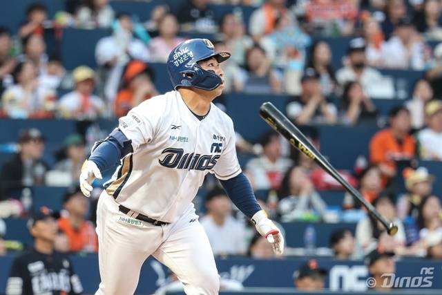 오영수가 지난해 6월 1일 창원 한화전에서 역전 결승 만루포를 치고있다. 사진=NC 제공