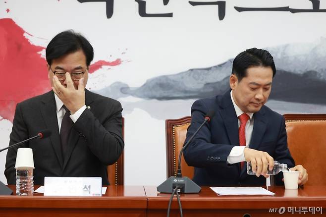 [서울=뉴시스] 고승민 기자 = 장동혁 국민의힘 대표가 5일 서울 여의도 국회에서 열린 최고위원회의에서 물을 따르고 있다. 2026.01.05. kkssmm99@newsis.com /사진=고승민