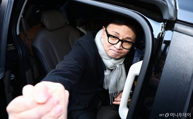 [서울=뉴시스] 김명년 기자 = 한동훈 국민의힘 전 대표가 3일 오후 서울 여의도 국회 경내에서 열린 12.3 비상계엄 1주년 기자회견에서 이동하며 지지자들과 인사하고 있다. 2025.12.03. kmn@newsis.com /사진=김명년