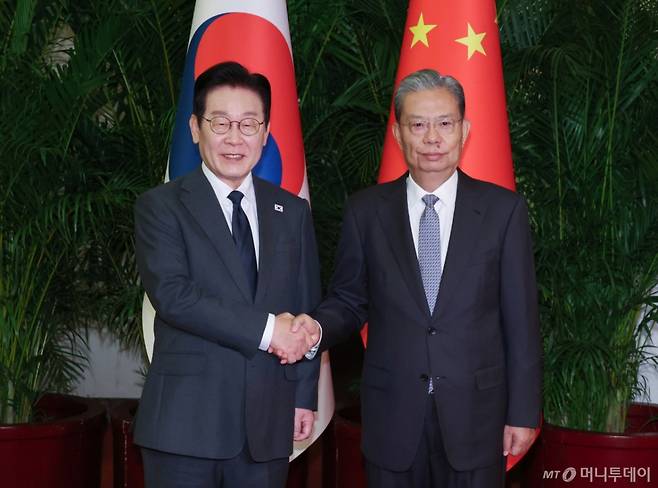 (베이징(중국)=뉴스1) 허경 기자 = 중국을 국빈방문 중인 이재명 대통령이 6일 베이징 인민대회당에서 자오러지 전국인민대표대회 상무위원장과 악수하고 있다. 2026.1.6/뉴스1  Copyright (C) 뉴스1. All rights reserved. 무단 전재 및 재배포,  AI학습 이용 금지. /사진=(베이징(중국)=뉴스1) 허경 기자