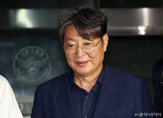 주식 차명거래 의혹이 제기된 이춘석 무소속 의원이 지난해 8월15일 새벽 서울 마포구 서울경찰청 금융범죄수사대에서 조사를 마친 뒤 나서고 있다. /사진=뉴스1.