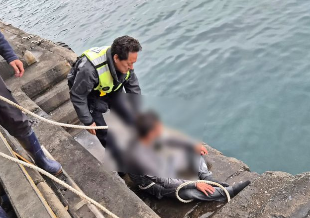 5일 오전 제주 서귀포시 모슬포수협 위판장 인근 포구에서 바다에 빠진 취객이 해경과 수협 직원들에 의해 구조됐다. 서귀포해양경찰서 제공