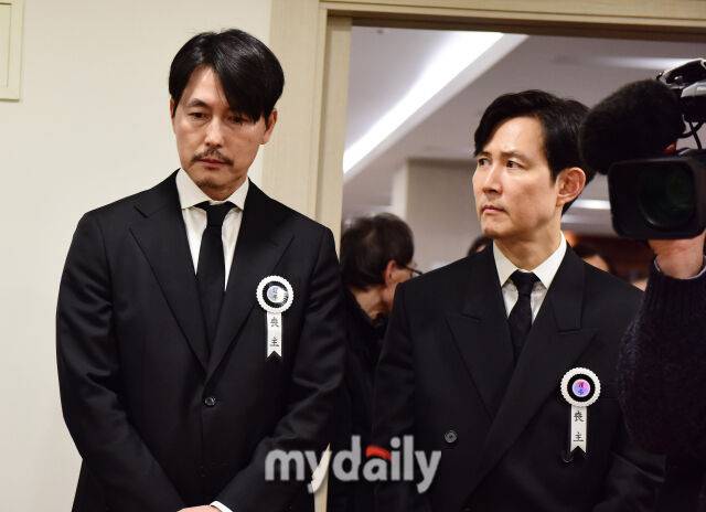 배우 정우성과 이정재가 고 배우 안성기 빈소를 지키고 있다. / 마이데일리
