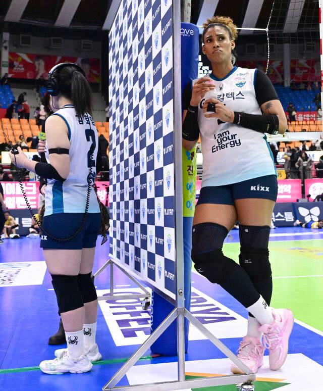 실바가 신인 김효임에게 물세례를 하기 위해 기다리고 있다 / 한국배구연맹(KOVO)