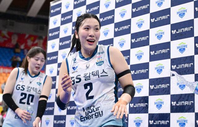 데뷔 후 첫 물세례를 받은 김효임이 미소짓고 있다 / 한국배구연맹(KOVO)