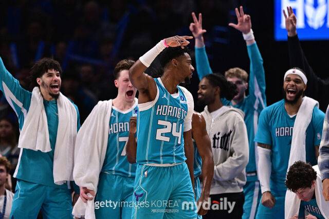 밀러(왼쪽에서 세 번째 24번)가 6일 오클라호마시티와 경기에서 득점 후 세리머니하고 있다. /게티이미지코리아