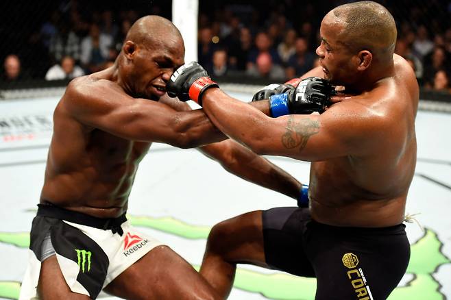 존 존스(왼쪽)과 대니얼 코미어가 파릇파릇 전성기 시절이던 2017년 UFC 214에서 공방을 벌이는 모습. 이들은 10년이 넘도록 앙숙 관계를 형성하고 있다. [게티이미지]