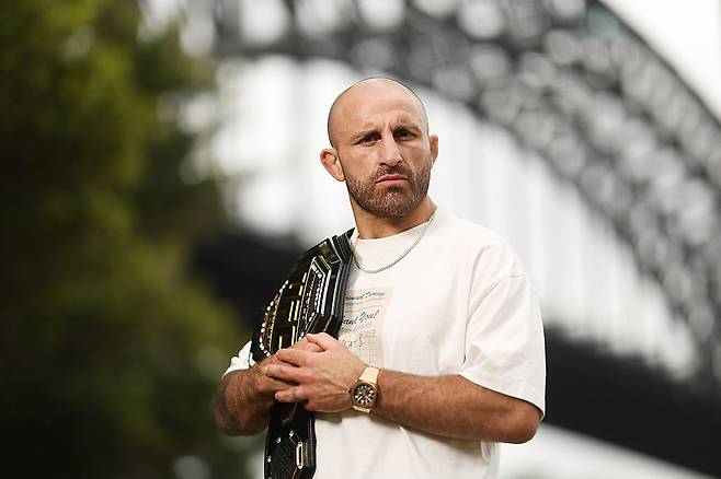 UFC 페더급 챔피언 알렉산더 ‘그레이트’ 볼카노프스키. 카메라를 뚫어지게 바라보고 있다. [게티이미지]