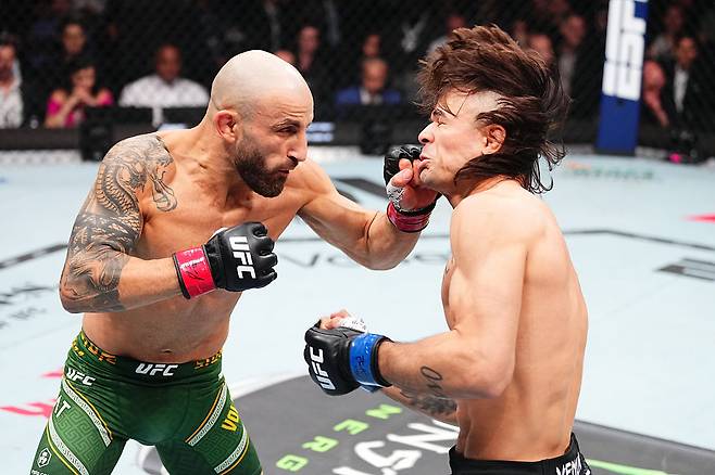 지난 해 4월 UFC 314에서 디에고 로페스의 턱을 강타하는 알렉산더 볼카노프스키. 이 둘은 올 1월 31일(현지시간) UFC 325에서 리턴매치를 벌인다. [게티이미지]