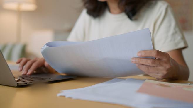 부모님의 사망 이후 남겨진 1억원의 빚과 5000만원의 사망보험금. 상속포기를 결심한 40대 회사원 김정화(45) 씨는 서류를 앞에 두고 깊은 고민에 빠져 있다. 혹시 보험금을 받는 순간, 부모님의 빚까지 모두 떠안게 되는 ‘독’이 되지는 않을까. [게티이미지뱅크]