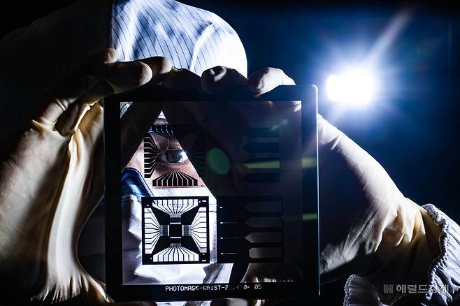 지난 12월 10일 대전광역시 유성구 한국과학기술원(KAIST)에서 전기 및 전자공학부 학생이 반도체 회로 기판 생산에 사용되는 포토마스크를 살펴보고 있다. 대전=임세준 기자