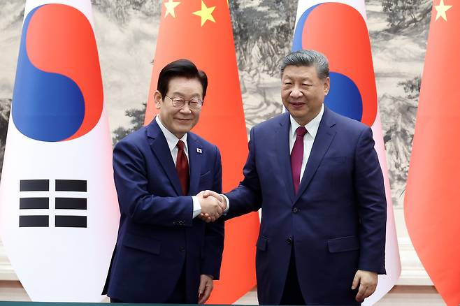 이재명 대통령과 시진핑 중국 국가주석이 지난 5일 베이징 인민대회당에서 열린 한중 업무협약(MOU) 체결식에서 악수하고 있다. [연합]