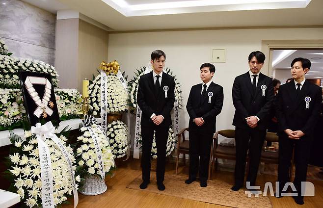 [서울=뉴시스] 사진공동취재단 = 5일 서울 서초구 서울성모병원 장례식장에 마련된 배우 안성기의 빈소에서 배우 정우성과 이정재가 조문객을 맞이하고 있다. 왼쪽은 고인의 아들들. 2026.01.06. photo@newsis.com