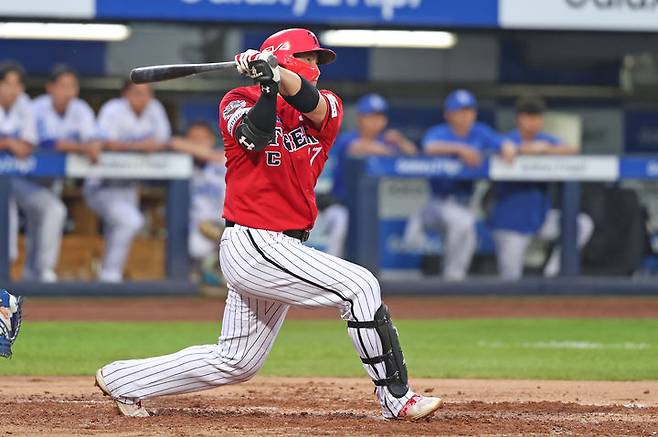 [서울=뉴시스] 프로야구 KIA 타이거즈 나성범이 12일 대구 삼성라이온즈파크에서 열린 2025 신한 쏠뱅크 KBO리그 삼성 라이온즈와의 경기에서 홈런을 치고 있다. (사진=KIA 타이거즈 제공) 2025.08.12. *재판매 및 DB 금지