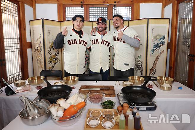 [서울=뉴시스] 황준선 기자 = 메이저리그 샌프란시스코 자이언츠의 이정후(왼쪽부터)와 토니 비텔로 감독, 윌리 아다메스가 6일 서울 종로구의 한 모임공간에서 한국 전통 음식 만들기 체험에 앞서 기념촬영 하고 있다. (공동취재) 2026.01.06. photo@newsis.com