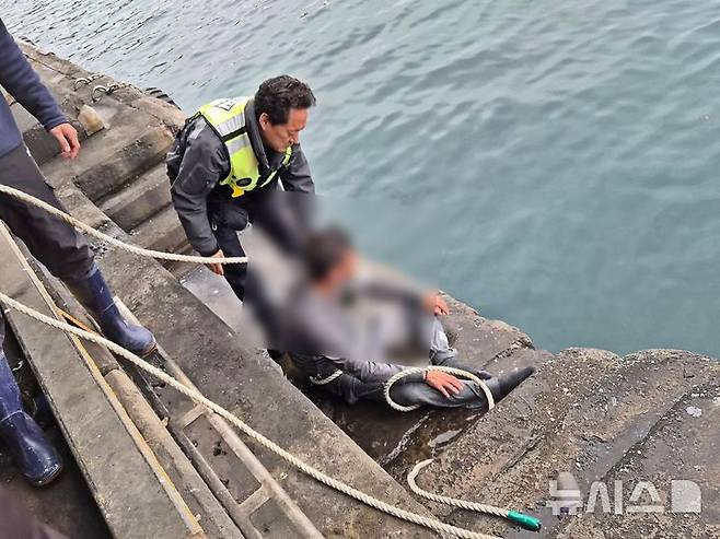 [제주=뉴시스] 5일 오전 제주 서귀포시 모슬포수협 위판장 인근 포구에서 바다에 빠진 취객이 해경과 수협 직원들에 의해 구조됐다. (사진=서귀포해양경찰서 제공) 2026.01.06. photo@newsis.com