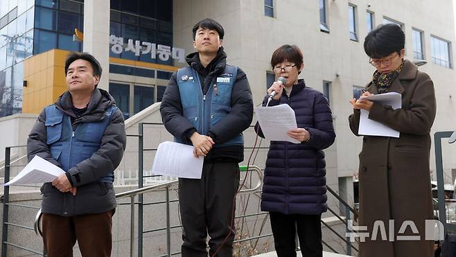 [서울=뉴시스] 홍효식 기자 = 6일 오후 서울 마포구 서울경찰청 광역수사단 형사기동대 앞에서 열린 쿠팡 김범석 의장의 산업안전보건법 위반 및 증거인멸 교사 등 혐의 관련 고발인-참고인 조사 기자회견에서 고(故) 장덕준 씨 모친 박미숙 씨가 발언하고 있다. 2026.01.06. yesphoto@newsis.com