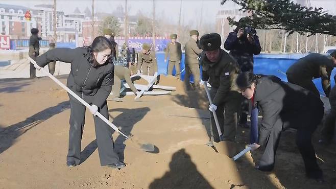 [서울=뉴시스] 북한 조선중앙TV는 김정은 국무위원장이 지난 5일 당 및 정부 지도간부들과 함께 해외군사작전 전투위훈기념관 건설장을 찾았다고 6일 보도했다. 이 자리에는 부인 리설주와 딸 주애가 동행했다. (사진=조선중앙TV 캡처) 2026.01.06. photo@newsis.com *재판매 및 DB 금지