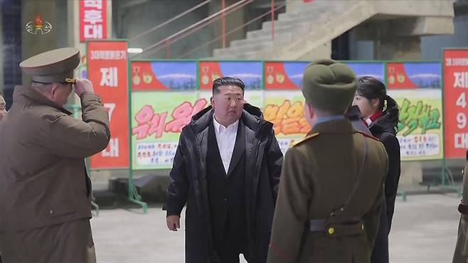 [서울=뉴시스] 북한 조선중앙TV는 김정은 국무위원장이 지난 5일 당 및 정부 지도간부들과 함께 해외군사작전 전투위훈기념관 건설장을 찾았다고 6일 보도했다. 이 자리에는 부인 리설주와 딸 주애가 동행했다. (사진=조선중앙TV 캡처) 2026.01.06. photo@newsis.com *재판매 및 DB 금지