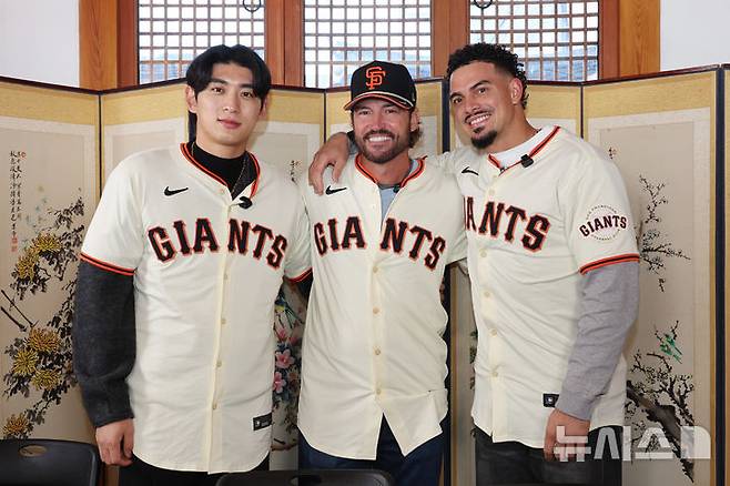 [서울=뉴시스] 황준선 기자 = 메이저리그 샌프란시스코 자이언츠의 이정후(왼쪽부터)와 토니 비텔로 감독, 윌리 아다메스가 6일 서울 종로구의 한 모임공간에서 한국 전통 음식 만들기 체험에 앞서 기념촬영 하고 있다. (공동취재) 2026.01.06. photo@newsis.com
