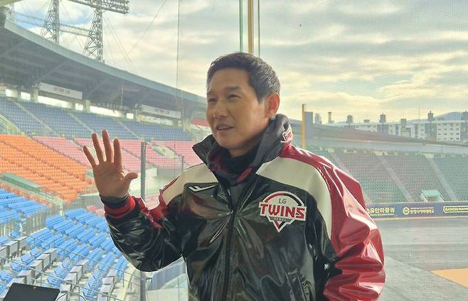 [서울=뉴시스] 문채현 기자 = 프로야구 LG 트윈스의 염경엽 감독이 6일 서울 잠실구장에서 열린 구단 신년인사회를 앞두고 취재진을 만나 'V5'를 위해 다섯 손가락을 펼쳐보이고 있다. 2026.01.06. dal@newsis.com *재판매 및 DB 금지