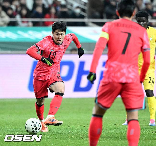 [OSEN=서울월드컵경기장, 이대선 기자] 홍명보호가 어려운 경기 끝에 2025년 마지막 A매치를 승리로 장식했다.홍명보 감독이 이끄는 한국 축구대표팀은 18일 오후 8시 서울월드컵경기장에서 열린 11월 A매치 두 번째 친선경기에서 '아프리카 강호' 가나를 상대로 1-0 승리했다.내달 2026 국제축구연맹(FIFA) 북중미 월드컵 조 추첨을 앞두고 열리는 마지막 평가전이었다. 한국은 가나까지 잡아내면서 사상 최초로 월드컵 포트 2를 확정하게 됐다.후반 대한민국 이강인이 드리블 돌파를 하고 있다. 2025.11.18 /sunday@osen.co.kr