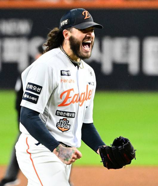 [OSEN=대전, 지형준 기자] 29일 대전시 중구 부사동 대전한화생명볼파크에서 2025 신한 SOL Bank KBO리그 포스트시즌 한국시리즈 3차전 한화 이글스와 LG 트윈스의 경기가 진행됐다.이날 경기에 한화는 폰세를, LG는 손주영을 선발투수로 내세웠다. 6회초 2사 2루에서 한화 폰세가 LG 문보경을 삼진 처리하며 포효하고 있다. 2025.10.29 /jpnews@osen.co.kr