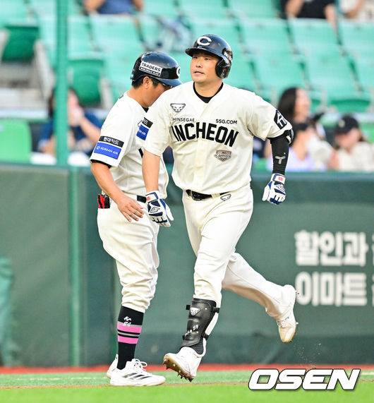 [OSEN=문학, 박준형 기자] 31일 오후 인천 문학동 SSG랜더스필드에서 ‘2025 신한 SOL BANK KBO리그’ SSG 랜더스와 NC 다이노스의 경기가 진행됐다.이날 SSG는 문승원을, NC는 로건을 선발투수로 내세웠다.2회말 2사 2루 SSG 이지영이 2점 홈런을 날리고 베이스를 돌고 있다.  2025.08.31 / soul1014@osen.co.kr