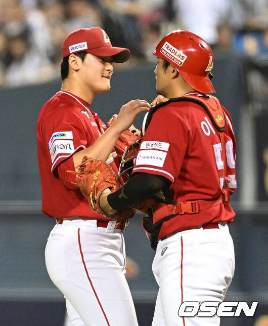 [OSEN=잠실, 이대선 기자] 프로야구 SSG 랜더스는 27일 서울 잠실구장에서 열린 2025 신한 SOL뱅크 KBO리그 두산 베어스와의 시즌 마지막 맞대결(16차전)에서 6-2로 승리했다.&nbsp;3위 SSG는 2연승을 달리며 4위 삼성 라이온즈와 승차를 2경기로 벌렸다. 시즌 72승 4무 63패. 반면 2연패에 빠진 9위 두산은 59승 6무 77패가 됐다.경기 종료 후 SSG 조병현이 이지영과 승리의 기쁨을 나누고 있다. 2025.09.27 /sunday@osen.co.kr